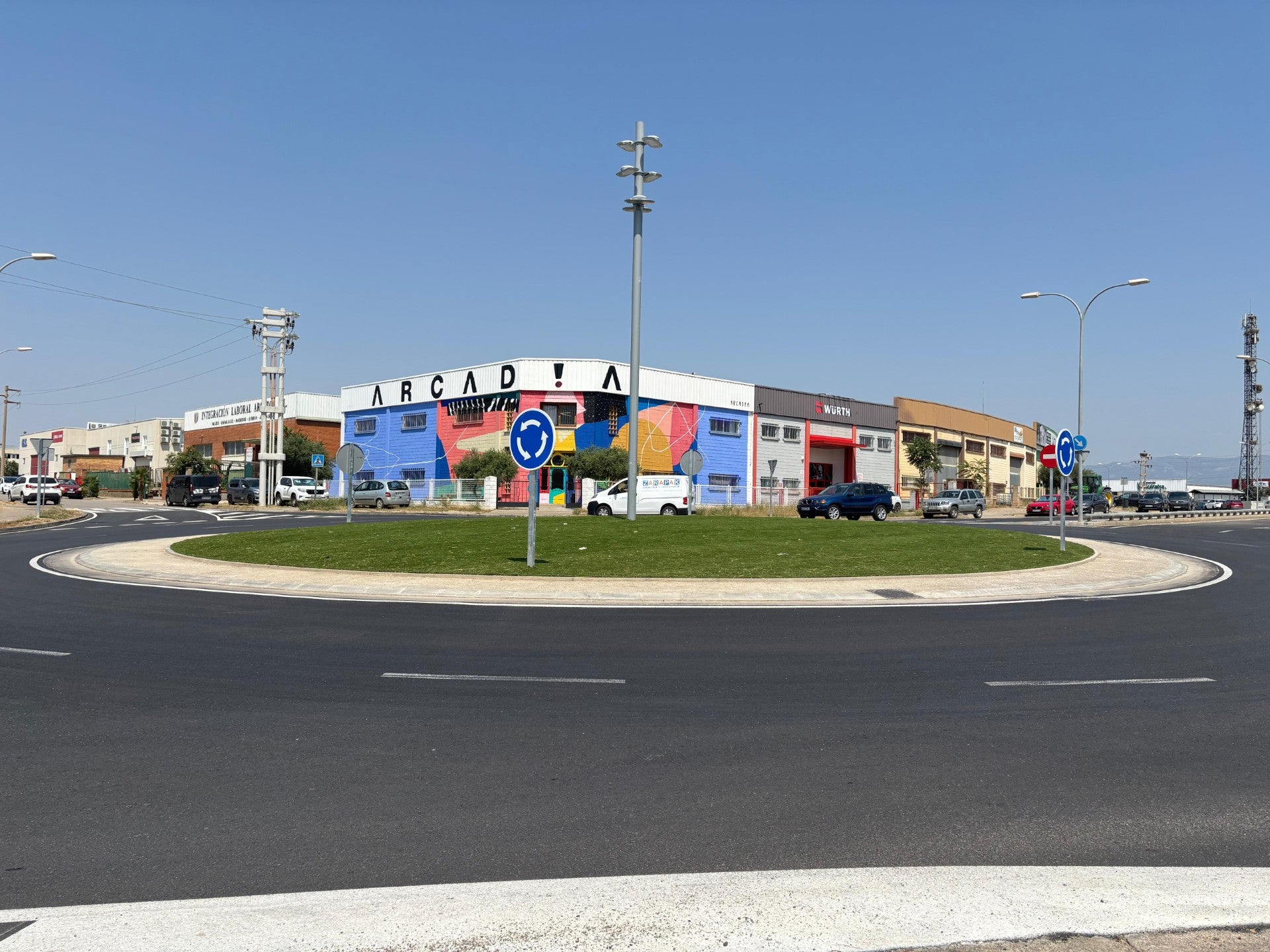 Finalizan en Huesca las obras de la rotonda en Ronda Industria para mejorar la circulación en los polígonos Finalizan en Huesca las obras de la rotonda en Ronda Industria para mejorar la circulación en los polígonos