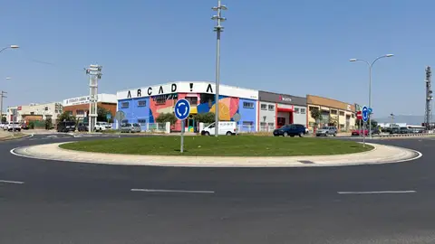 Finalizan en Huesca las obras de la rotonda en Ronda Industria para mejorar la circulación en los polígonos Finalizan en Huesca las obras de la rotonda en Ronda Industria para mejorar la circulación en los polígonos