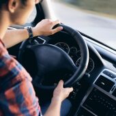 Imagen de archivo de una persona que conduce su vehículo.