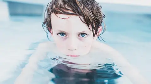 Un niño nadando Un niño nadando