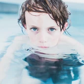 Un niño nadando Un niño nadando