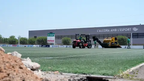 L’Alcora inicia la renovación del césped artificial del campo de fútbol ‘El Saltador’ L’Alcora inicia la renovación del césped artificial del campo de fútbol ‘El Saltador’