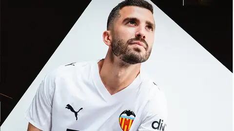 El Valencia presenta su nueva camiseta para la temporada 2025-2026 El Valencia presenta su nueva camiseta para la temporada 2025-2026