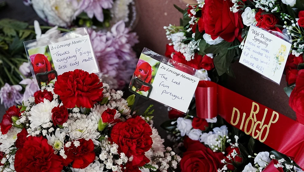 Flores y mensajes de despedida a Diogo Jota en los exteriores de Anfield. Flores y mensajes de despedida a Diogo Jota en los exteriores de Anfield.