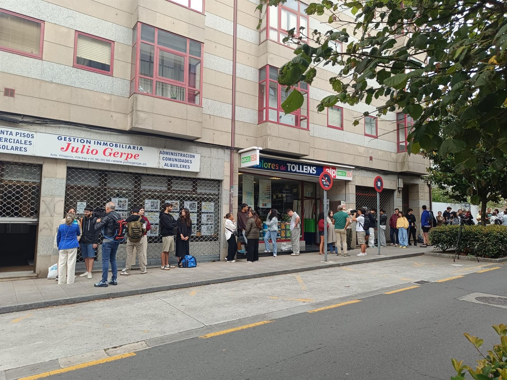 Decenas de jóvenes hacen cola desde la madrugada en Conxo para conseguir piso en Santiago: "Aunque madrugues no lo aseguras" Decenas de jóvenes hacen cola desde la madrugada en Conxo para conseguir piso en Santiago: "Aunque madrugues no lo aseguras"