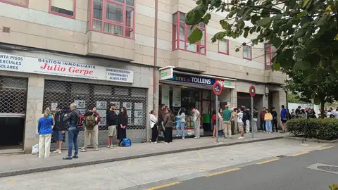Decenas de jóvenes hacen cola desde la madrugada en Conxo para conseguir piso en Santiago: "Aunque madrugues no lo aseguras" Decenas de jóvenes hacen cola desde la madrugada en Conxo para conseguir piso en Santiago: "Aunque madrugues no lo aseguras"