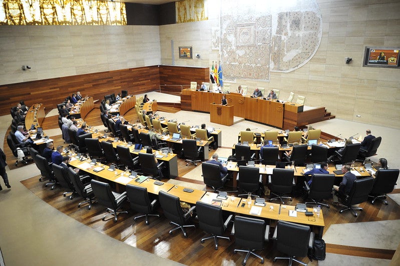 PP ganaría las elecciones en Extremadura con 25-29 escaños, el PSOE bajaría a 19-22 y Vox se dispara a 10-12 PP ganaría las elecciones en Extremadura con 25-29 escaños, el PSOE bajaría a 19-22 y Vox se dispara a 10-12