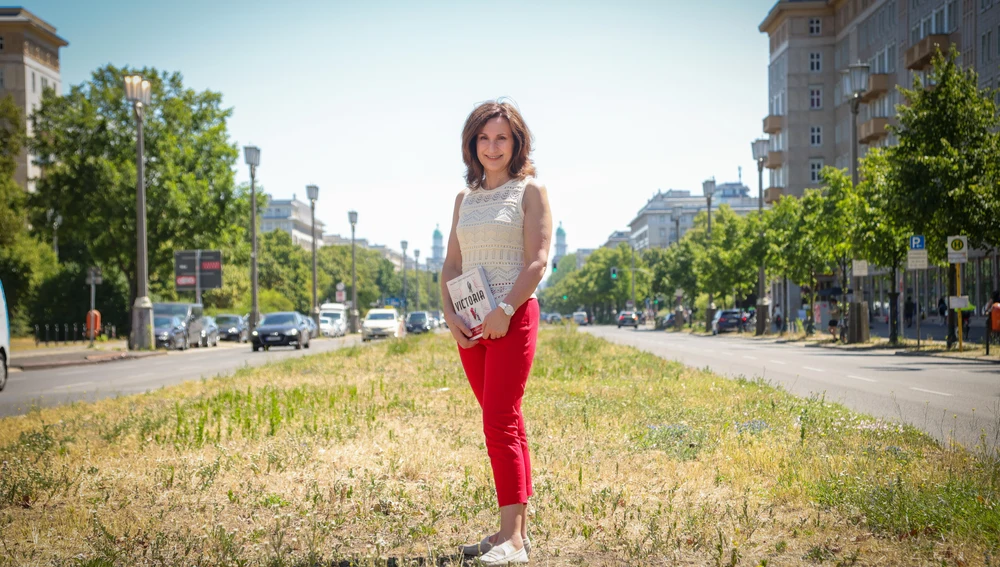 Paloma Sánchez-Garnica en la Avenida Carlos Marx de Berlín Paloma Sánchez-Garnica en la Avenida Carlos Marx de Berlín