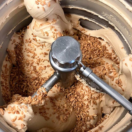 Almendra y anchoas o tahín y bonito seco, los helados rompedores de Miguel Ángel Verdú Almendra y anchoas o tahín y bonito seco, los helados rompedores de Miguel Ángel Verdú