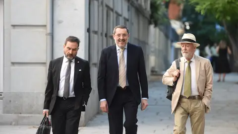 Los empresarios imputados José Ruz y los hermanos Antonio y Daniel Fernández Menéndez declaran en el Supremo por el ‘caso Koldo’ Los empresarios imputados José Ruz y los hermanos Antonio y Daniel Fernández Menéndez declaran en el Supremo por el ‘caso Koldo’