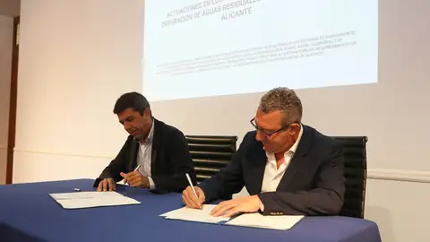 Toni Pérez y Carlos Mazón sellan el acuerdo que contempla la ejecución de cerca de una treintena de actuaciones en municipios de menos de 10.000 habitantes Toni Pérez y Carlos Mazón sellan el acuerdo que contempla la ejecución de cerca de una treintena de actuaciones en municipios de menos de 10.000 habitantes
