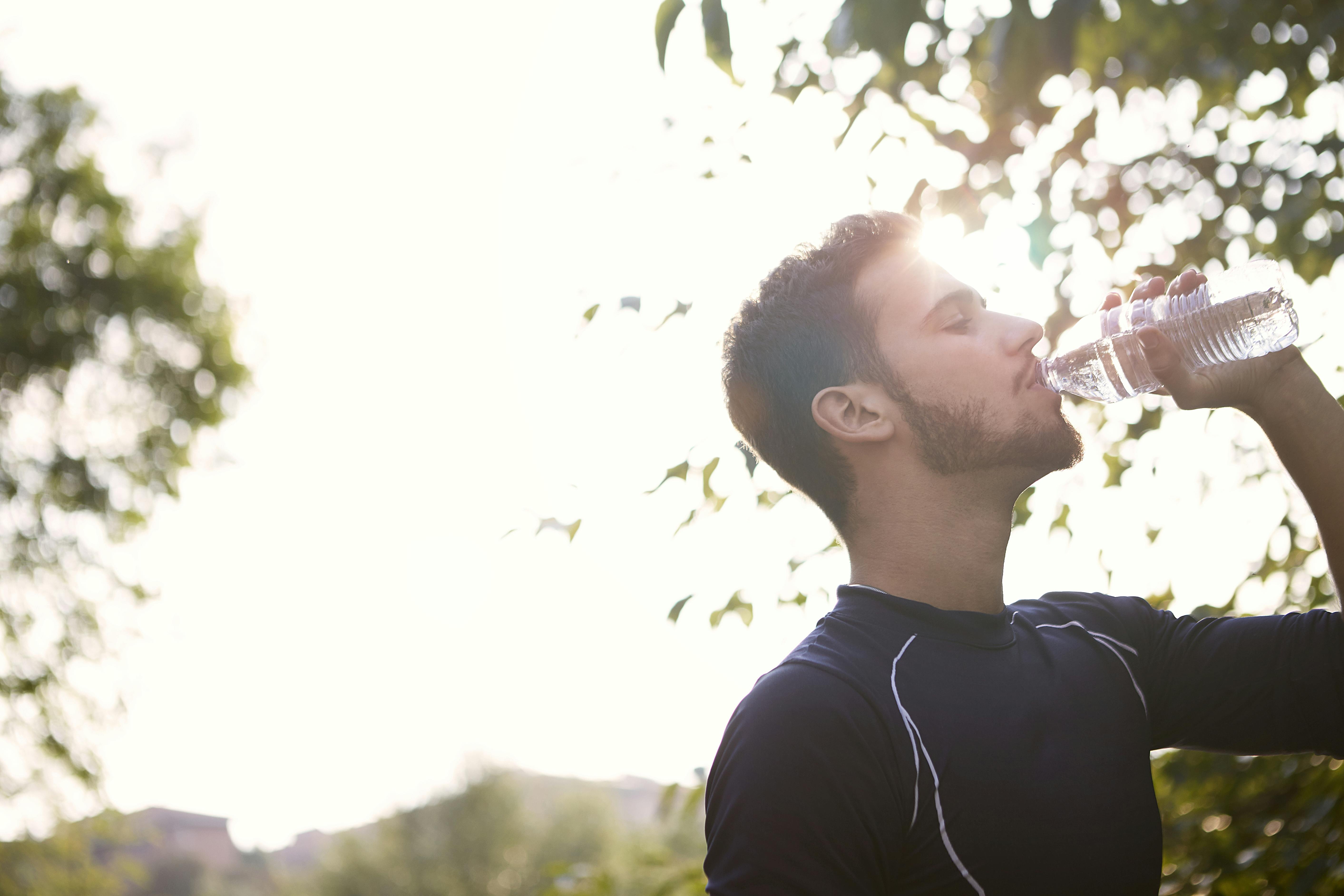 No bebas agua así: el gran error cuando hace mucho calor que puede ser mortal No bebas agua así: el gran error cuando hace mucho calor que puede ser mortal