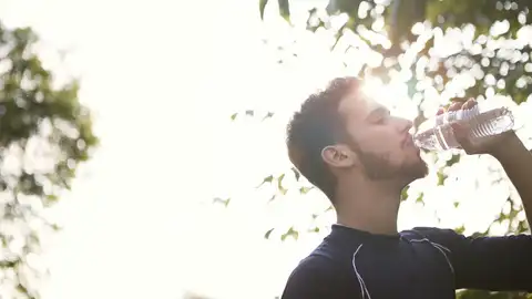 No bebas agua así: el gran error cuando hace mucho calor que puede ser mortal No bebas agua así: el gran error cuando hace mucho calor que puede ser mortal