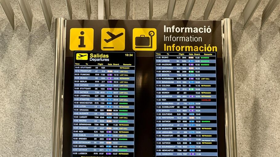 Imagen de las pantallas del Aeropuerto de Son Sant Joan, en Palma. 