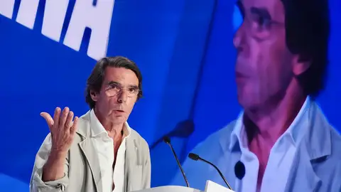 Aznar enciende el congreso del PP y se acuerda de Sánchez: "Si negocias presupuestos en prisión no te extrañe acabar en la cárcel" Aznar enciende el congreso del PP y se acuerda de Sánchez: "Si negocias presupuestos en prisión no te extrañe acabar en la cárcel"