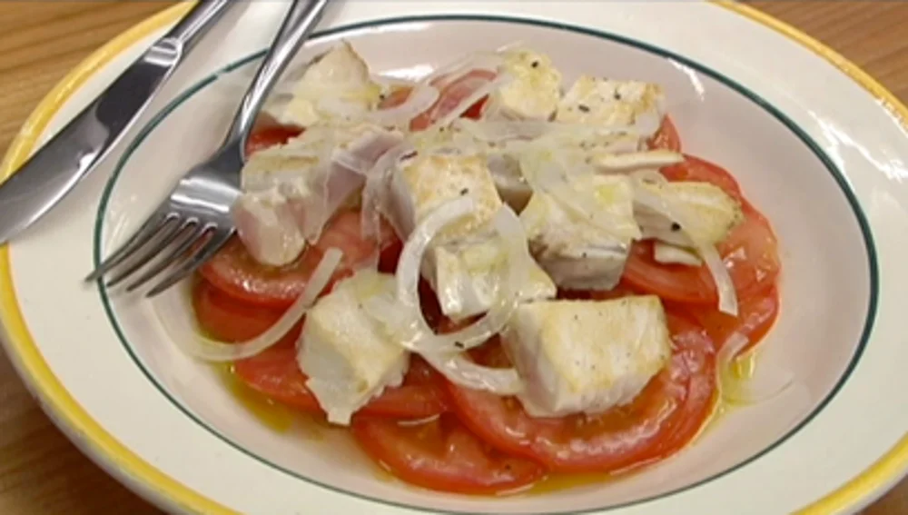 Tomate aliñado con bonito Tomate aliñado con bonito