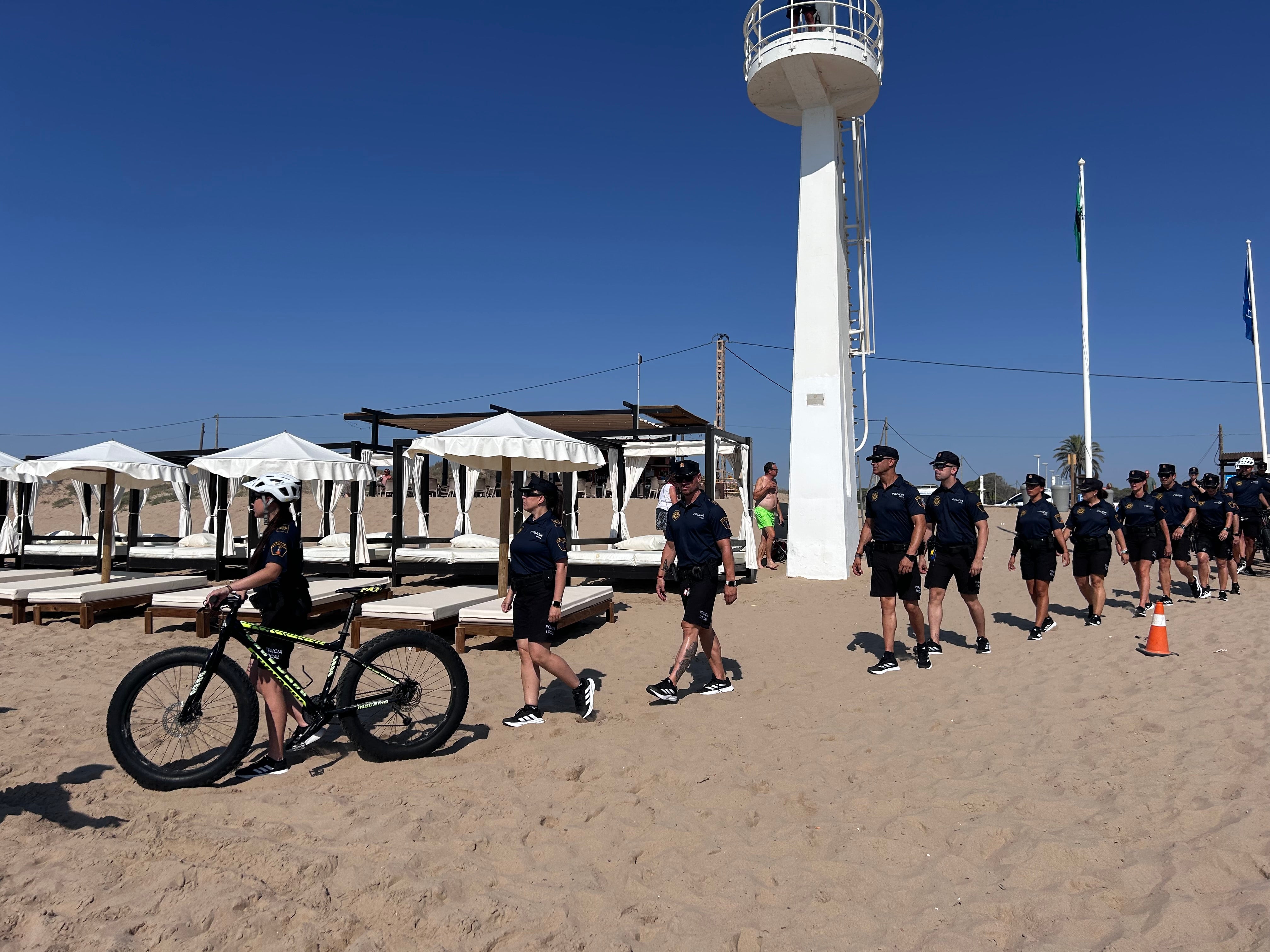 Elche activa un dispositivo de seguridad en las playas con 42 agentes de la Policía Local y un dron acuático Elche activa un dispositivo de seguridad en las playas con 42 agentes de la Policía Local y un dron acuático
