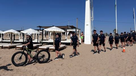 Elche activa un dispositivo de seguridad en las playas con 42 agentes de la Polic&iacute;a Local y un dron acu&aacute;tico.