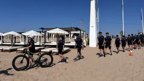 Elche activa un dispositivo de seguridad en las playas con 42 agentes de la Policía Local y un dron acuático. Elche activa un dispositivo de seguridad en las playas con 42 agentes de la Policía Local y un dron acuático.