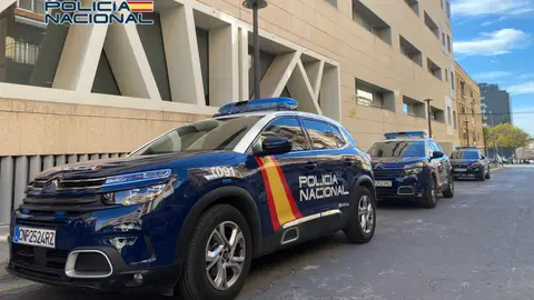La Policía Nacional informan sobre cómo prevenir estafas, hurtos y robos durante el verano Coche de la Policía Nacional aparcado