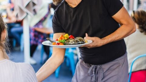 "Me hace lavar la comida en mal estado y ponerla de tapa": el nuevo escándalo viral destapado por Soy Camarero "Me hace lavar la comida en mal estado y ponerla de tapa": el nuevo escándalo viral destapado por Soy Camarero