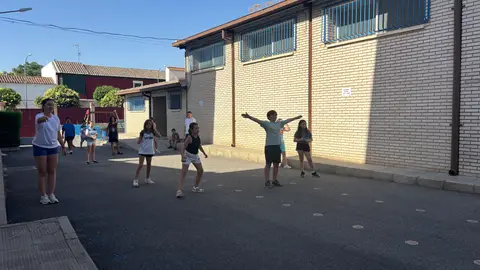 Niños y niñas disfrutan del primer día de la Escuela de Verano Niños y niñas disfrutan del primer día de la Escuela de Verano