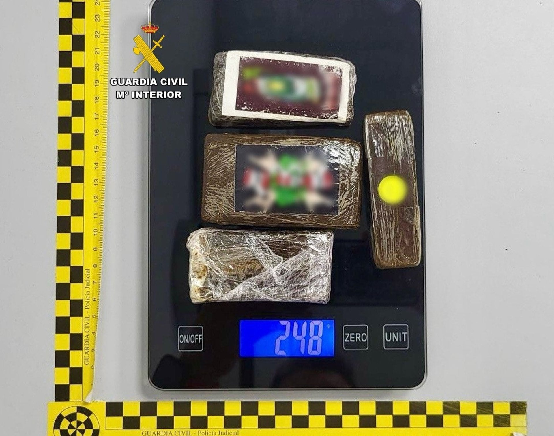 Detenido un joven de 20 años cuando viajaba en un autobús cerca de Cáceres con 248 gramos de hachís Detenido un joven de 20 años cuando viajaba en un autobús cerca de Cáceres con 248 gramos de hachís