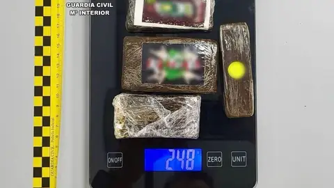 Detenido un joven de 20 años cuando viajaba en un autobús cerca de Cáceres con 248 gramos de hachís Detenido un joven de 20 años cuando viajaba en un autobús cerca de Cáceres con 248 gramos de hachís