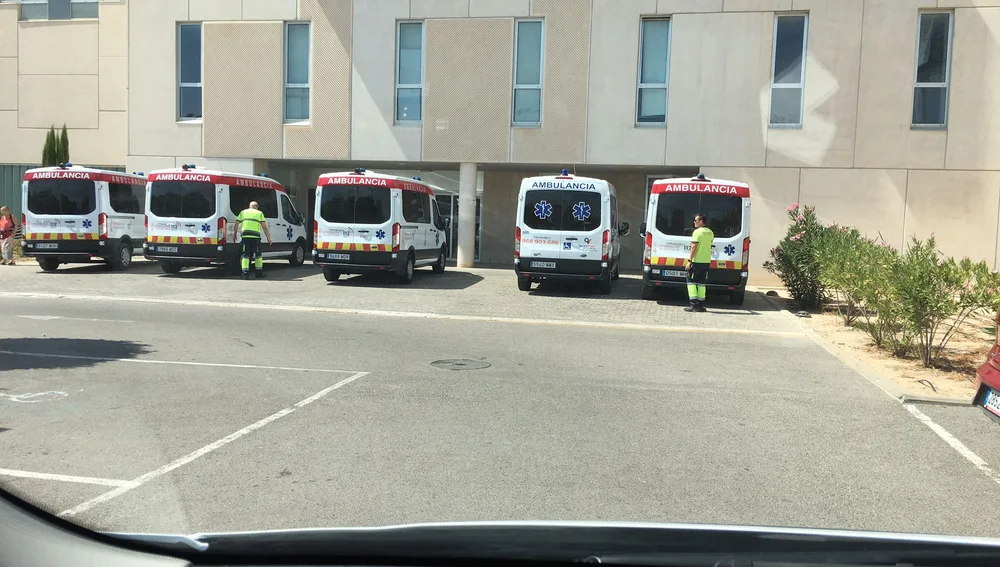 Ambulancias en zona sin sombra del Hospital Universitario del Vinalopó de Elche. Ambulancias en zona sin sombra del Hospital Universitario del Vinalopó de Elche.