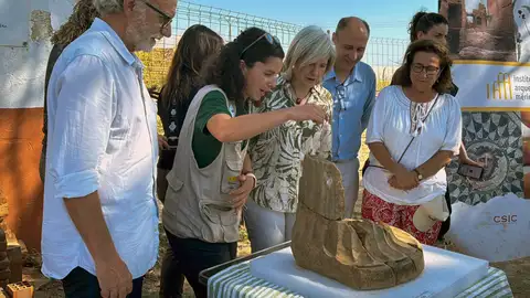 Las excavaciones del Turuñuelo de Guareña "regalan" el altar de mármol griego más antiguo del Mediterráneo Occidental Las excavaciones del Turuñuelo de Guareña "regalan" el altar de mármol griego más antiguo del Mediterráneo Occidental