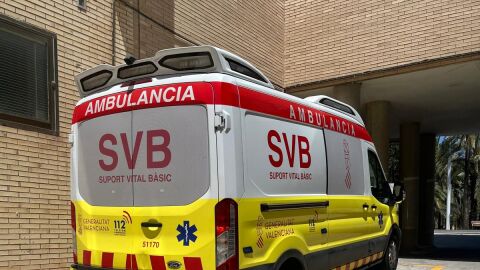 Ambulancia estacionada en una zona de sol en el Hospital General Universitario de Elche.
