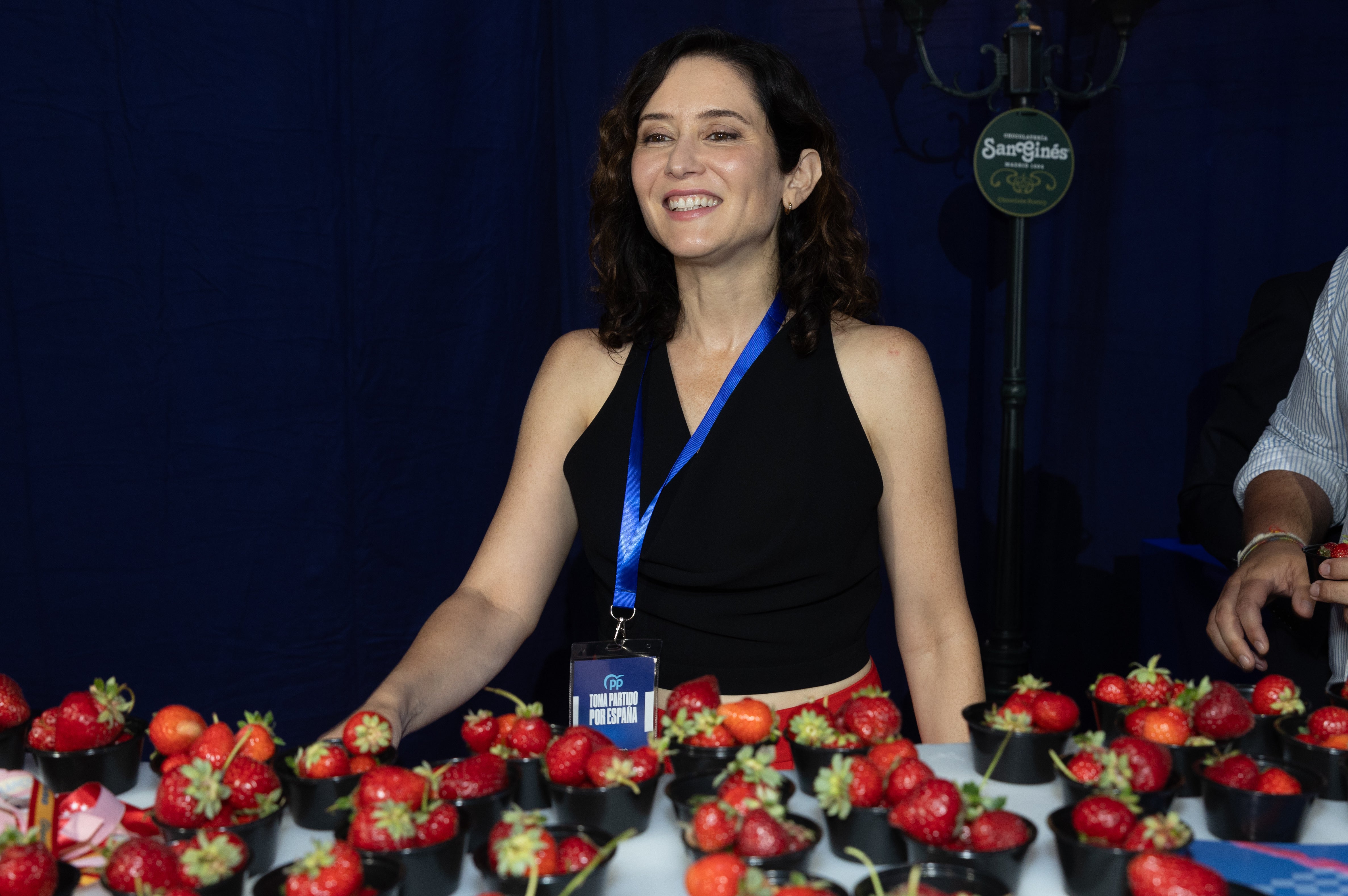 Ayuso recibe a los militantes del PP con fresas: "¿La fruta? Está buenísima, me encanta" Ayuso recibe a los militantes del PP con fresas: "¿La fruta? Está buenísima, me encanta"
