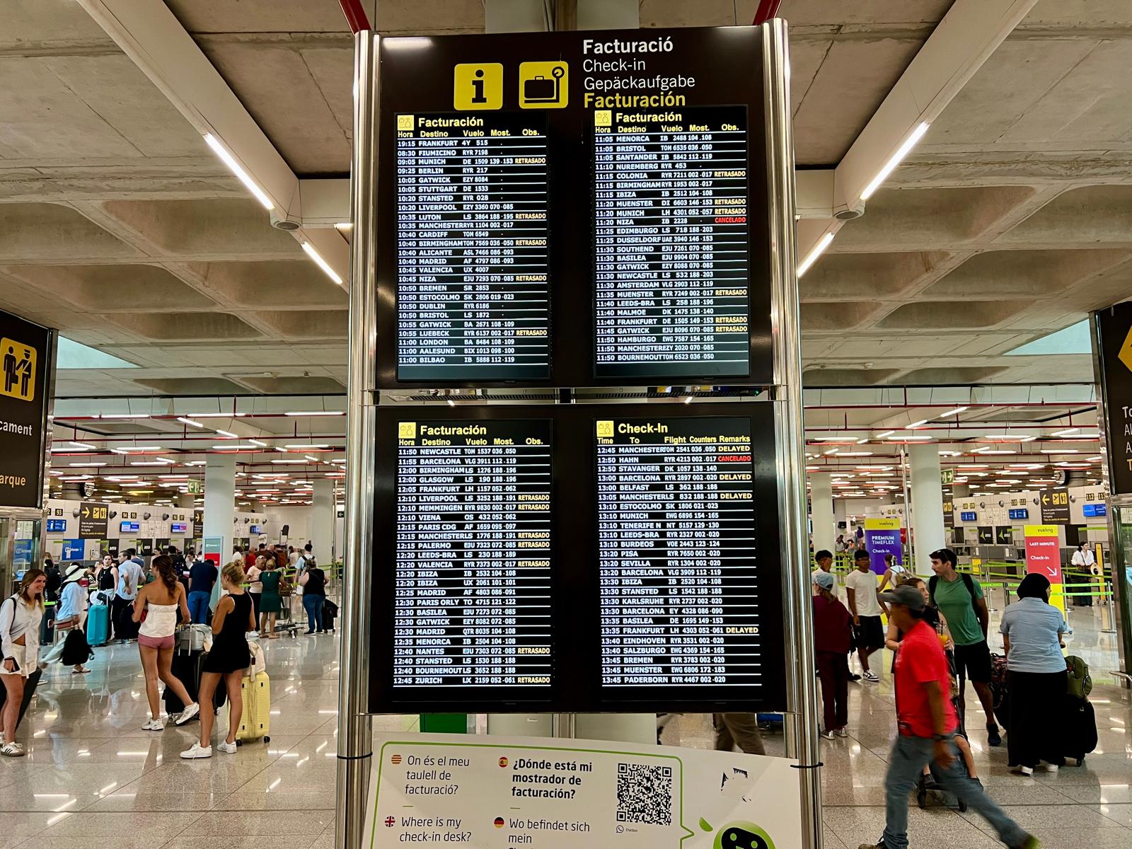 El aeropuerto de Palma recupera poco a poco la normalidad tras la niebla, aunque seguirán los retrasos El aeropuerto de Palma recupera poco a poco la normalidad tras la niebla, aunque seguirán los retrasos