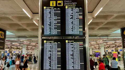 Imagen de las pantallas del Aeropuerto de Son Sant Joan, en Palma. Imagen de las pantallas del Aeropuerto de Son Sant Joan, en Palma.