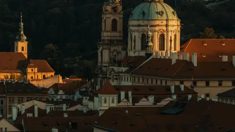 Vista Panorámica Otoñal De Los Tejados De Praga Vista Panorámica Otoñal De Los Tejados De Praga