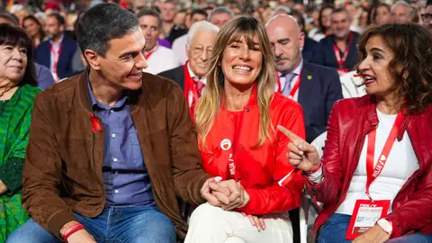 Pedro Sánchez, su esposa Begoña Gómez y María Jesús Montero, durante el 41º Congreso Federal del PSOE. Pedro Sánchez, su esposa Begoña Gómez y María Jesús Montero, durante el 41º Congreso Federal del PSOE.