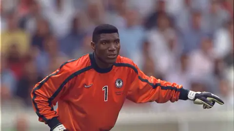Muere Peter Rufai, el portero que no quiso reinar Muere Peter Rufai, el portero que no quiso reinar