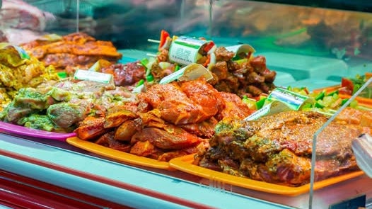 Suministros Cárnicos Ríos nos adentra en un mundo de sabor con la mayor variedad de carnes marinadas, brochetas y elaborados Suministros Cárnicos Ríos nos adentra en un mundo de sabor con la mayor variedad de carnes marinadas, brochetas y elaborados