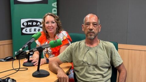 El artista Ricard Chiang, junto a la periodista Elka Dimitrova, para hablar de su &uacute;ltima pieza "florante" en el Parc de la Mar