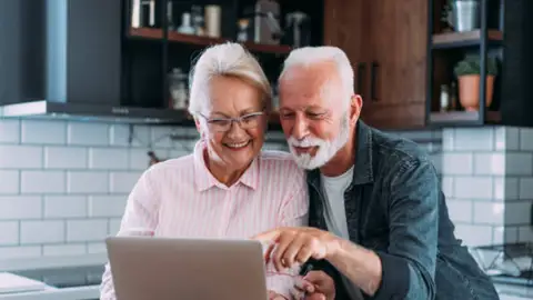 ¿Es posible seguir trabajando y cobrar la pensión? Estas son las compatibilidades en 2025 ¿Es posible seguir trabajando y cobrar la pensión? Estas son las compatibilidades en 2025