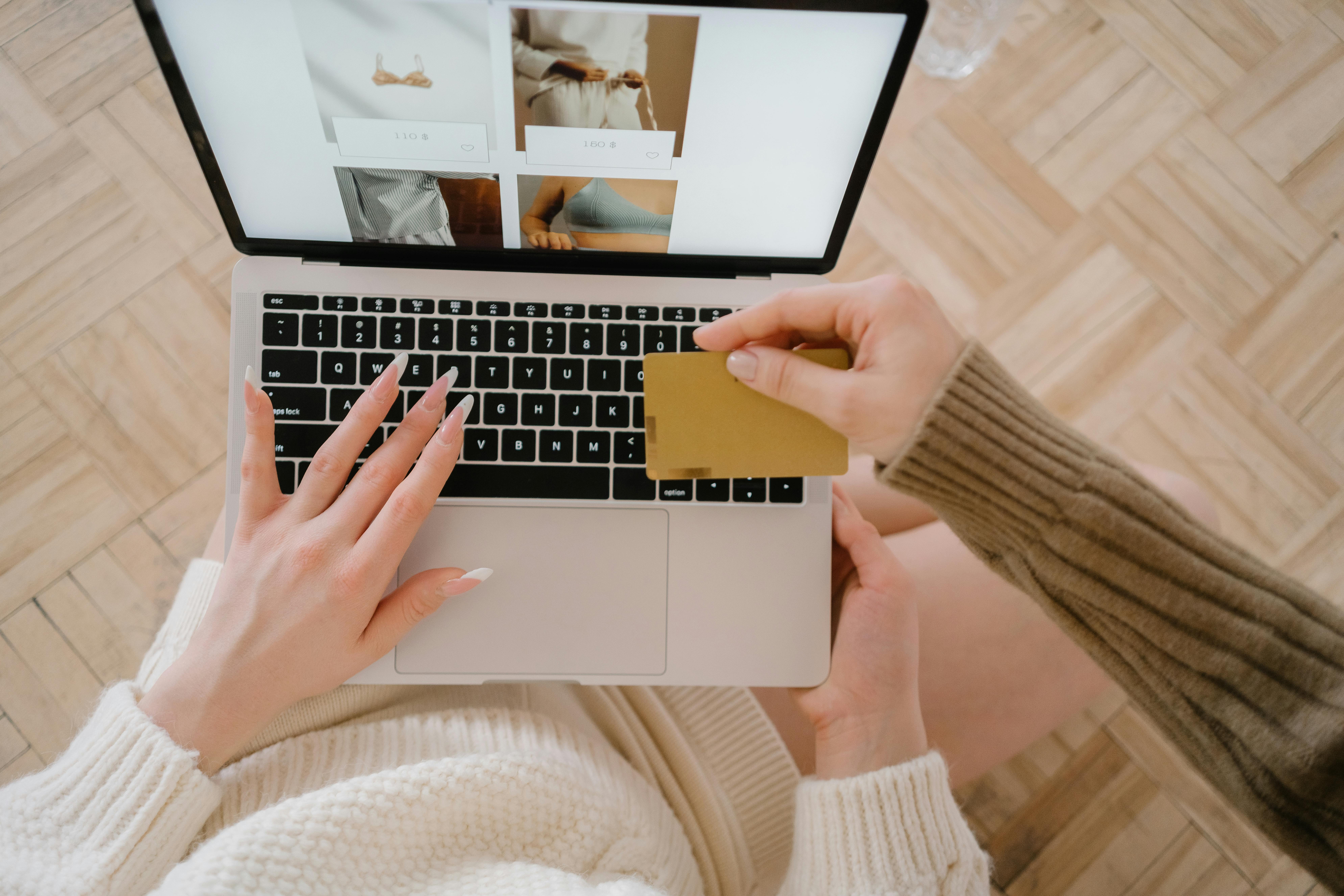 La mesa de redacción: Las técnicas más oscuras de los portales de venta online La mesa de redacción: Las técnicas más oscuras de los portales de venta online