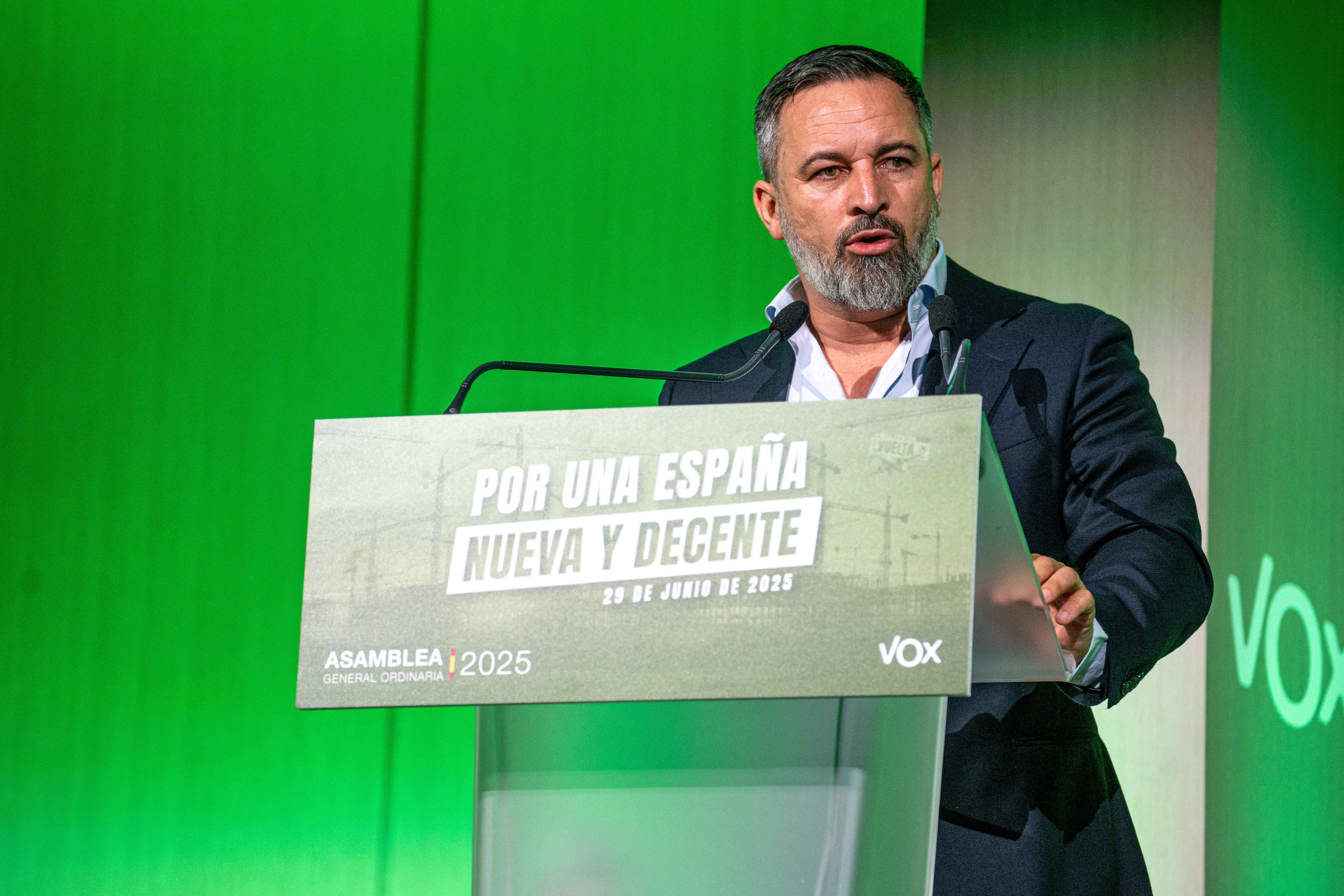 El dardo de Abascal a la "inmigración ilegal" en España: "Los españoles pagan con sus impuestos a los violadores de sus hijas" El dardo de Abascal a la "inmigración ilegal" en España: "Los españoles pagan con sus impuestos a los violadores de sus hijas"