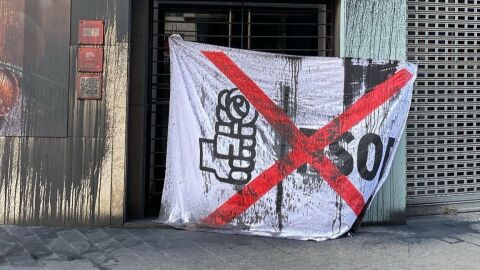 Vandalizada con pintura y una s&aacute;bana con el logo tachado la sede del PSOE en Valencia