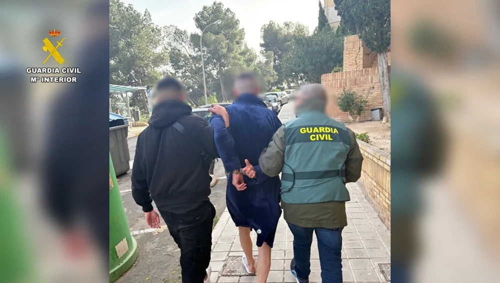 Agentes de la Guardia Civil con el detenido. Agentes de la Guardia Civil con el detenido.