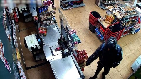 Imagen de uno de los atracos investigados en la operaci&oacute;n 'Suma 0' de Guardia Civil
