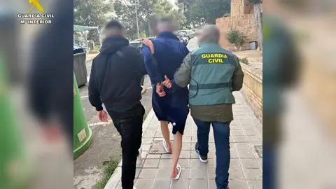 Momento de la detención del hombre acusado de más de treinta robos a turistas en la AP-7 en Alicante, València y Murcia Momento de la detención del hombre acusado de más de treinta robos a turistas en la AP-7 en Alicante, València y Murcia