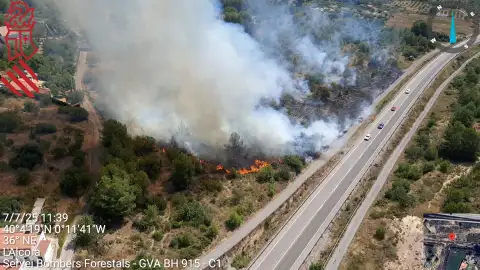 Dos familias evacuadas por precaución tras incendio en l’Alcora Dos familias evacuadas por precaución tras incendio en l’Alcora