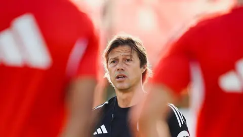 Matías Almeyda dirige la primera sesión como entrenador sevillista Matías Almeyda dirige la primera sesión como entrenador sevillista
