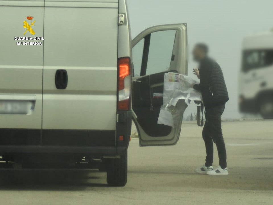 Una investigación de la Guardia Civil de Villena lleva a la detención de un hombre por 37 robos en la AP-7 Una investigación de la Guardia Civil de Villena lleva a la detención de un hombre por 37 robos en la AP-7