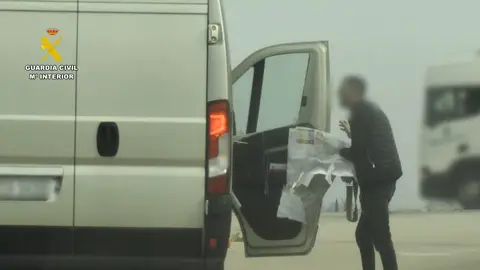 Imagen captada por una cámara de seguridad del detenido en uno de los robos perpeyrados. Imagen captada por una cámara de seguridad del detenido en uno de los robos perpeyrados.